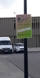 Affiche sur candelabre