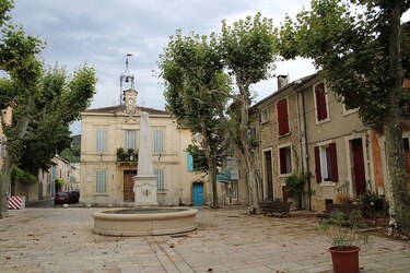 Place de la République et ancienne mairie (photo René Hourdry, CC BY-SA 4.0)